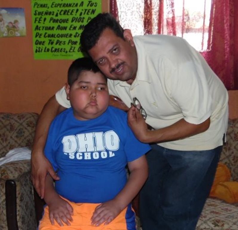 Elliott Rodolfo Castellanos junto a su hijo. (Foto Prensa Libre: Hemeroteca PL).