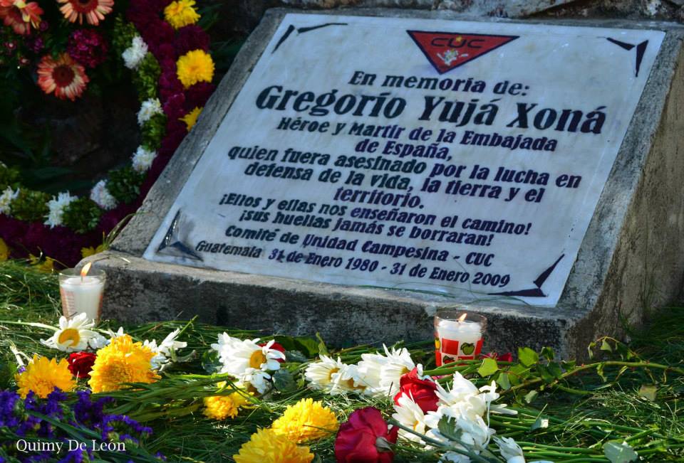 Lápida que recuerda la memoria de Gregorio Yujá Xoná y que se encuentra en el campus central de la USAC. (Foto: Facebook Prensa Comunitaria)