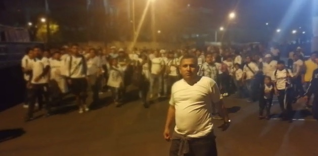 Los cremas aficionados mostraron su inconformidad al finalizar el  Clásico 302. (Foto Prensa Libre: Jorge Ovalle)