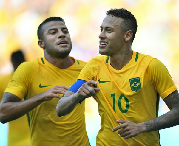 Neymar (10) guio este miércoles a la selección brasieña a la final del futbol olímpico en Río 2016 (Foto Prensa Libre: AFP)
