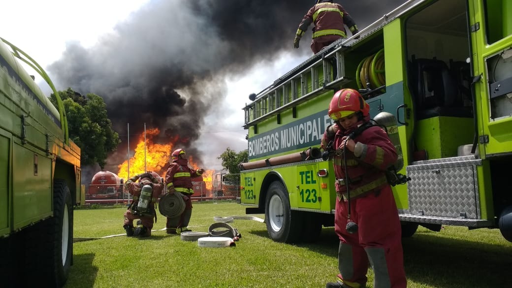 Las llamas rápidamente se extendieron destruyendo camiones e hicieron explotar decenas de cilindros con gas propano.