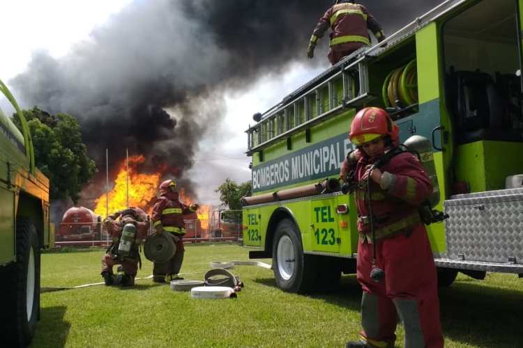 Las llamas rápidamente se extendieron destruyendo camiones e hicieron explotar decenas de cilindros con gas propano.