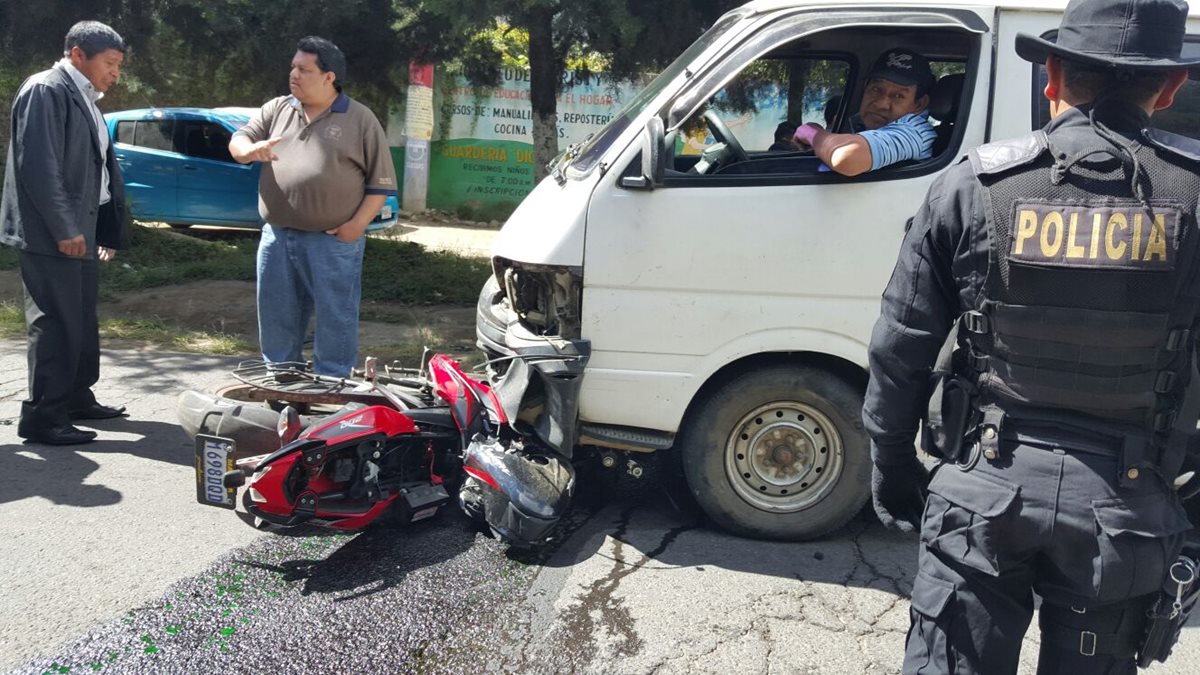 La motocicleta en la que viajaban los tres jóvenes se destruyó por lo fuerte del impacto. (Foto Prensa Libre: Víctor Chamalé)