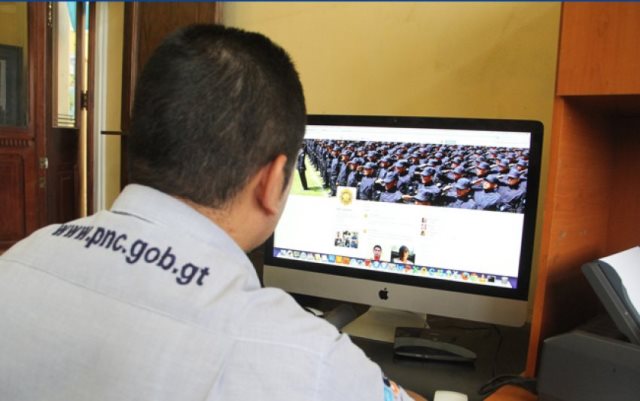 Unas 300 denuncias recibe cada mes la PNC a través de las redes sociales. (Foto Prensa Libre: Mingob)