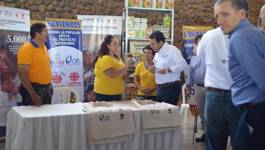 El presidente Jimmy Morales se informa de cómo es el proceso para  que las familias obtengan el beneficio. (Foto Prensa Libre: Víctor Gómez).