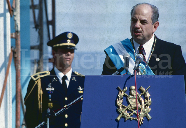 Jorge Serrano Elías pronuncia su discurso de toma de posesión, el 14 de enero de 1991. (Foto: Hemeroteca PL)