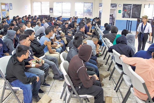 En la sala de la Fuerza Aérea Guatemalteca son recibidos migrantes que llegan deportados de EE. UU. en los  dos o tres vuelos diarios.