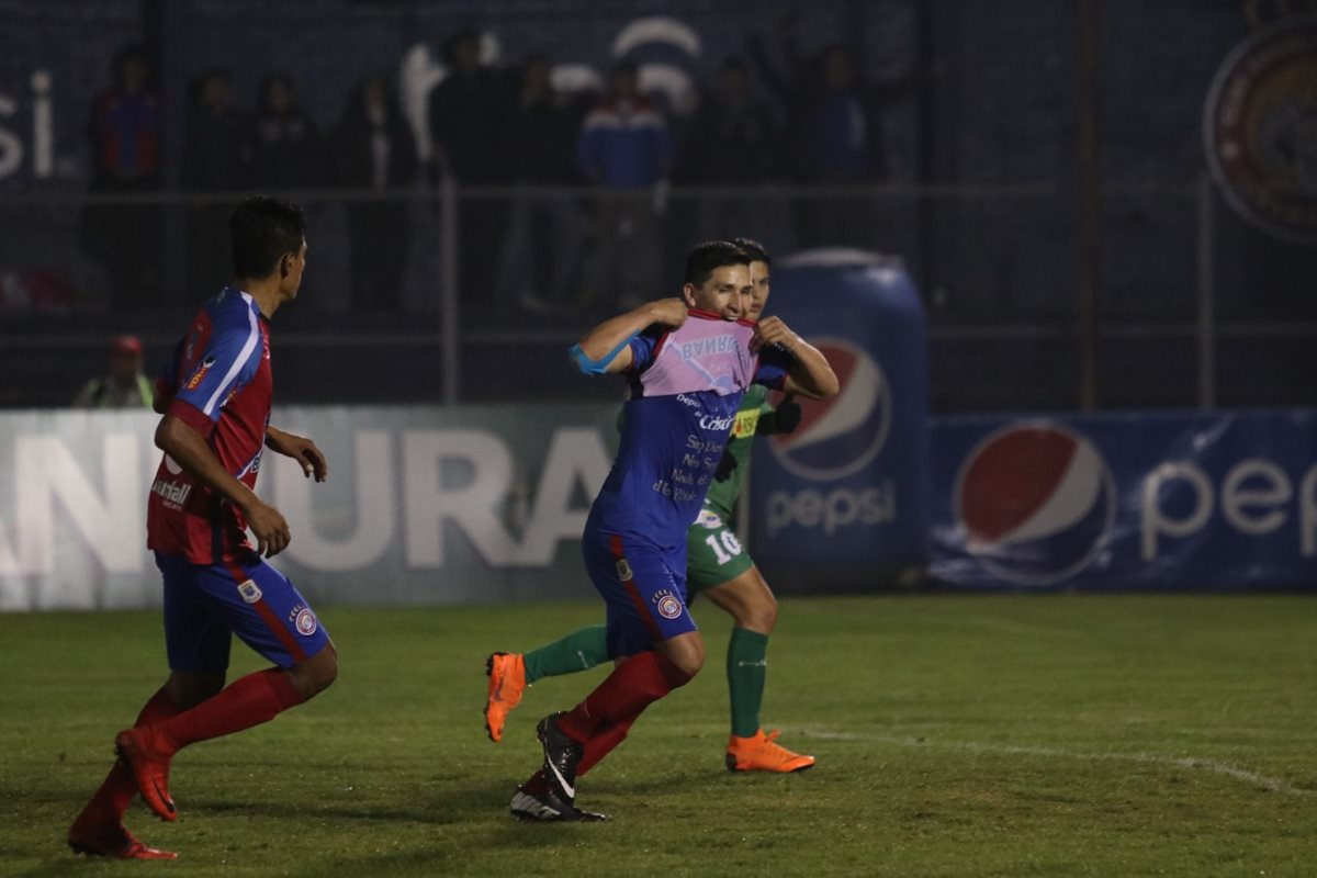 Castellón celebró con todo el gol que le dio la polémica victoria a Xelajú. (Foto Prensa Libre: Raúl Juárez)