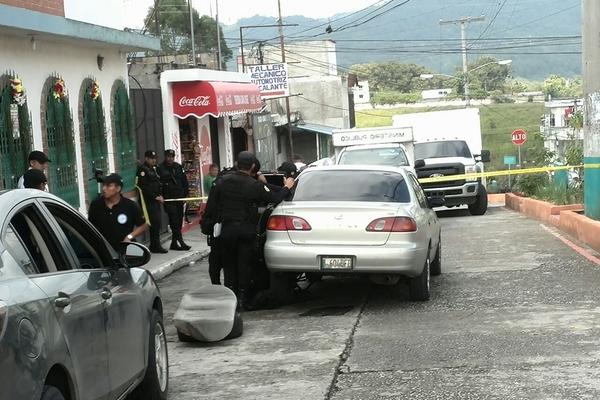 PNC revisa automotores sospechosos. (Foto Prensa Libre: ESTUARDO PAREDES)