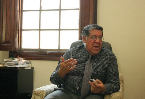 Francisco García Cuyún, jefe de Organizaciones Políticas, es quien recibe las solicitudes de inscripción de candidatos.