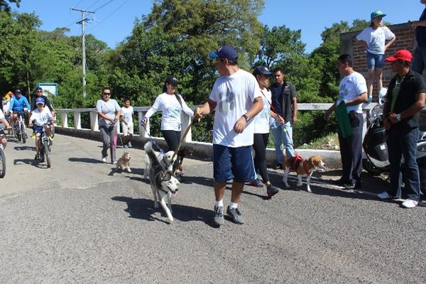 Algunas personas participaron en la carrera junto a sus mascotas, en Jutiapa. (Foto Prensa Libre: Óscar González)