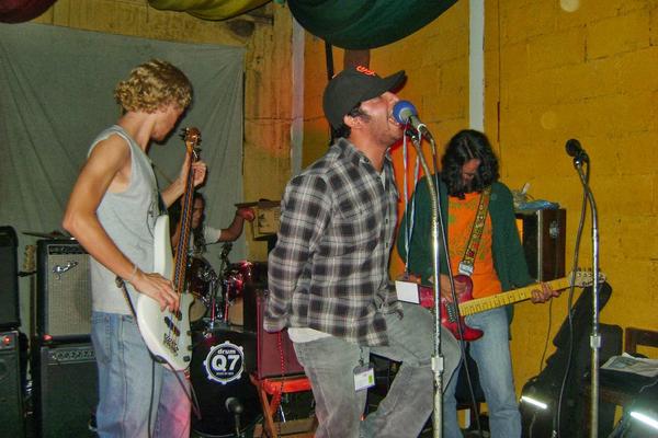 Daco Sinner —bajo—, Zoe —batería—, Feno —voz— y D.A. Papardelle —guitarra—, de Sra. Bizarro (Foto Prensa Libre: Cortesía de Sra. Bizarro).