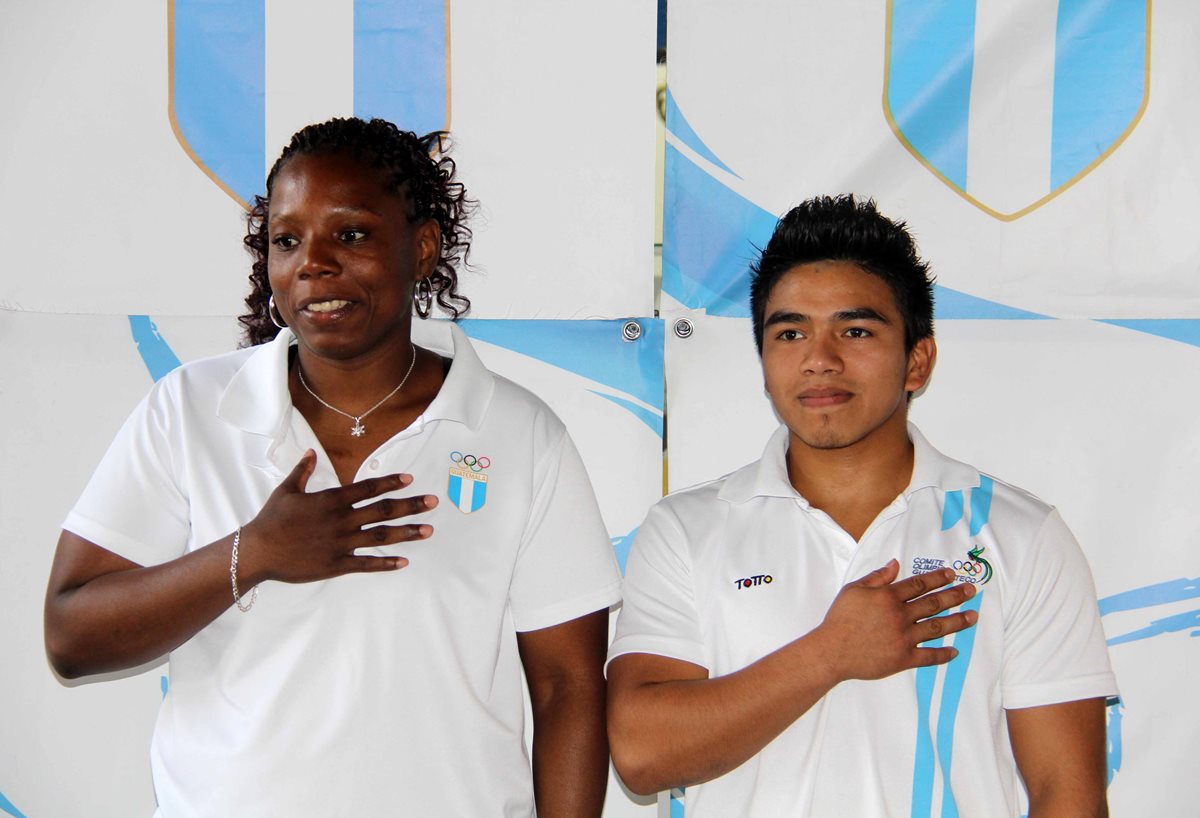 Mirla Nolberto y José Ramos durante su juramentación. (Foto Prensa Libre: Cortesía CDAG)