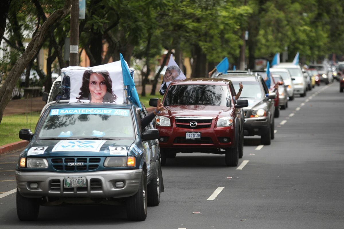 La caravana de apoyo a Zury Ríos recorrió las calles de la ciudad. (Foto Prensa Libre: Esbin García)