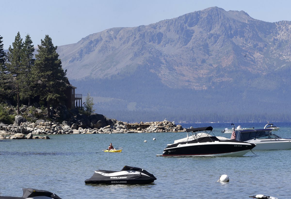 Fotografía del lago Tahoe en California del 2015 que muestra a unos deportistas en una competición. (Foto Prensa Libre: AP).