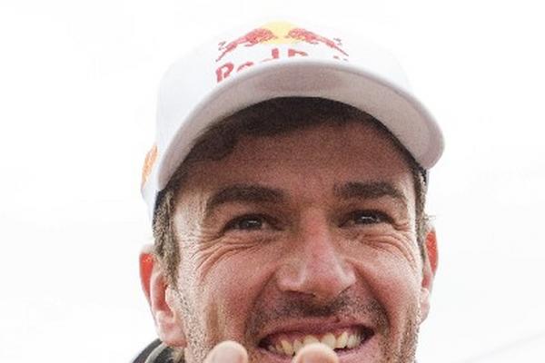 Marc Coma festeja su cuarto triunfo en la categoría de Motos en el Rally Dakar, al finalizar la 13 etapa. (Foto Prensa Libre: EFE)