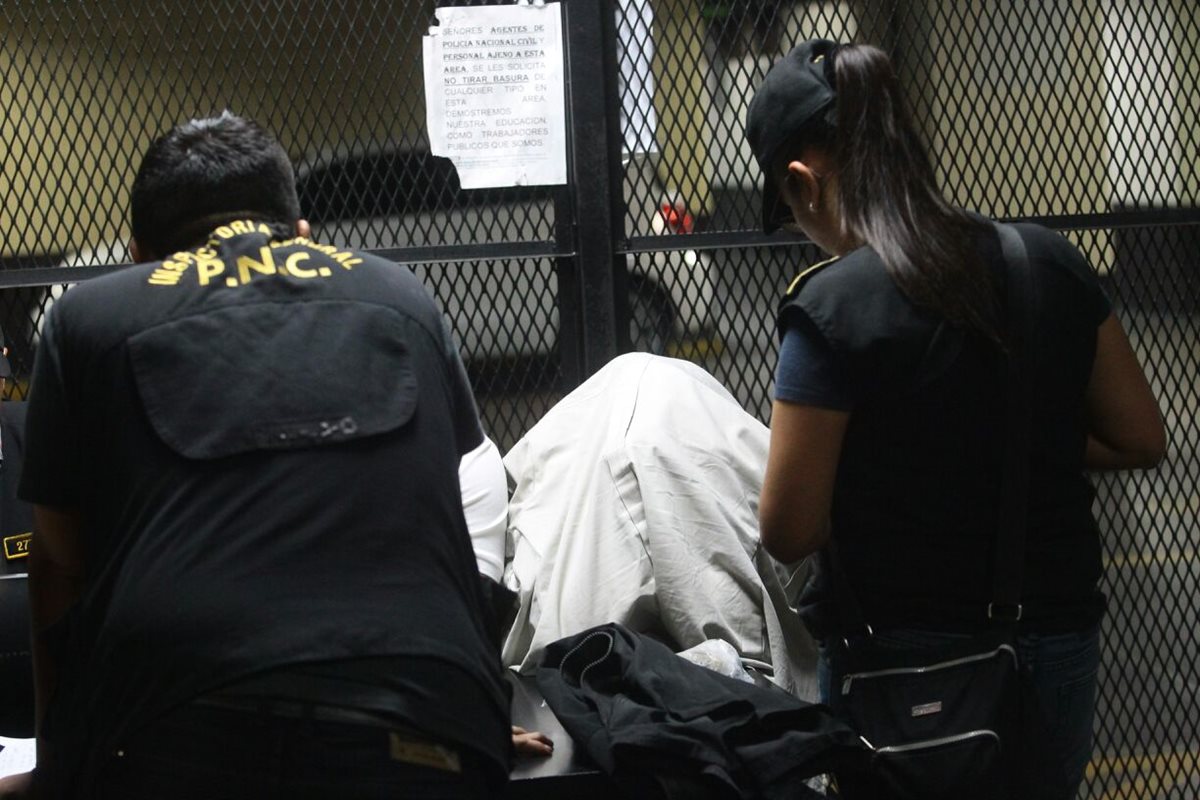 Santos Mejía, con el rostro cubierto, fue detenida, sospechosa de haber solicitado un soborno. (Foto: Álvaro Interiano)