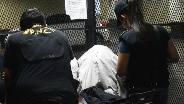 Santos Mejía, con el rostro cubierto, fue detenida, sospechosa de haber solicitado un soborno. (Foto: Álvaro Interiano)