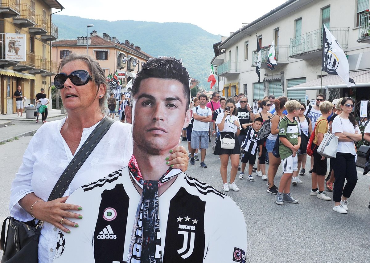 Una aficionada de Cristiano Ronaldo y la Juventus, rumbo al debut del portugués. (Foto Prensa Libre: EFE)