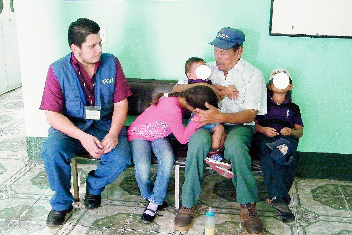 Los tres niños rescatados por la PGN se despiden de su abuelo, Félix Calixto Girón, quien indicó que no puede mantenerlos. (Foto Prensa Libre: Héctor Contreras)