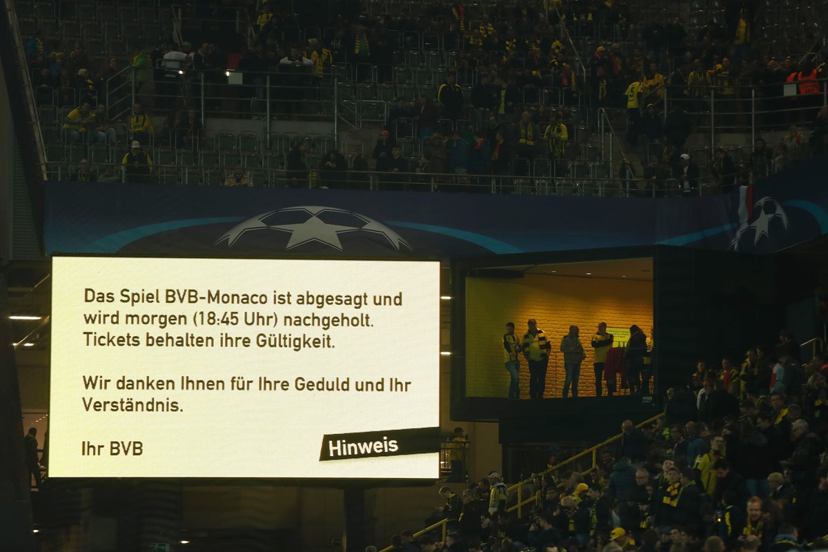 En la pizarra del estadio se informó que el juego fue pospuesto. (Foto Prensa Libre: AFP)