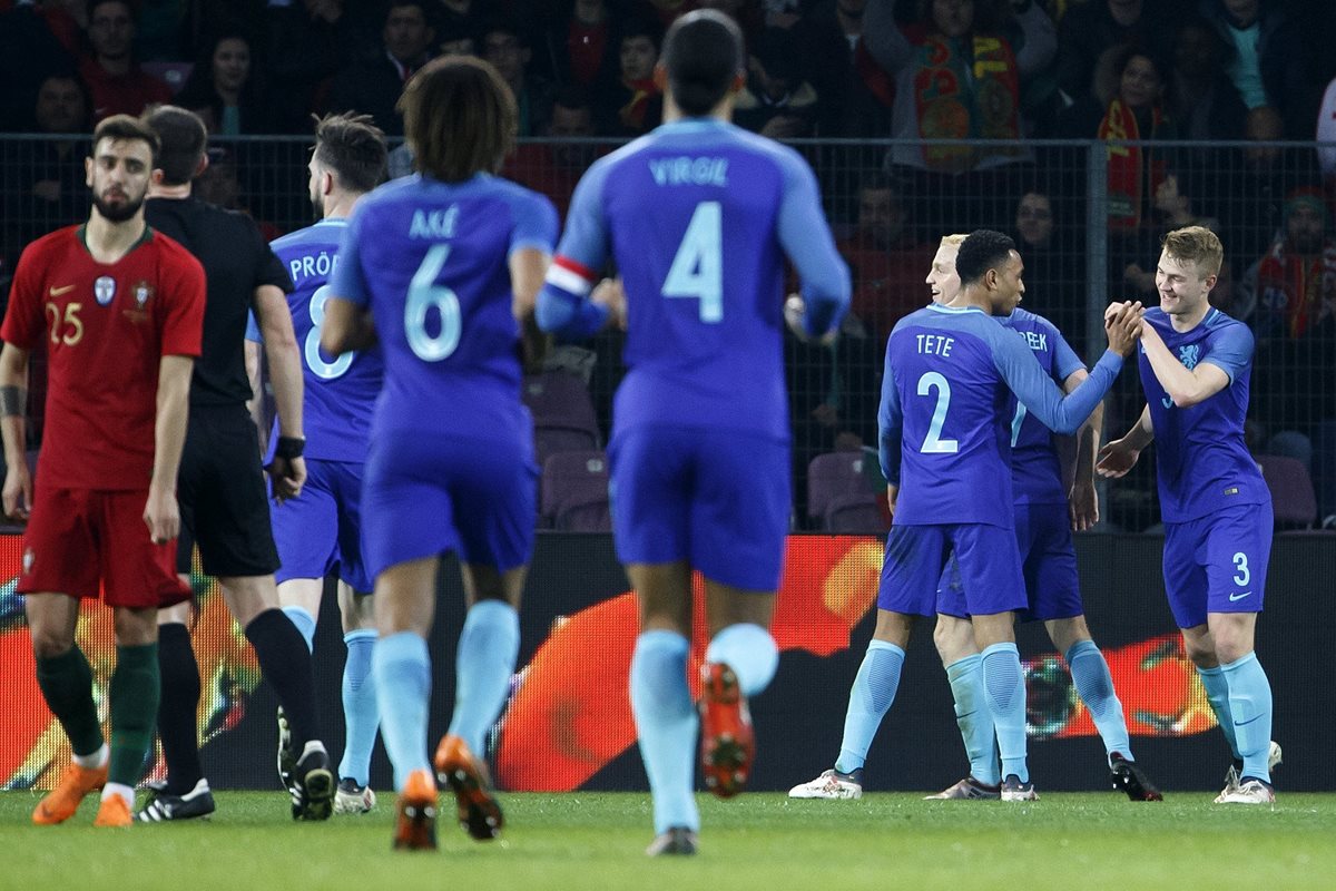 Los jugadores holandeses celebran el 2-0 en el partido contra Portugal disputado en Ginebra, Suiza. (Foto Prensa Libre: EFE)
