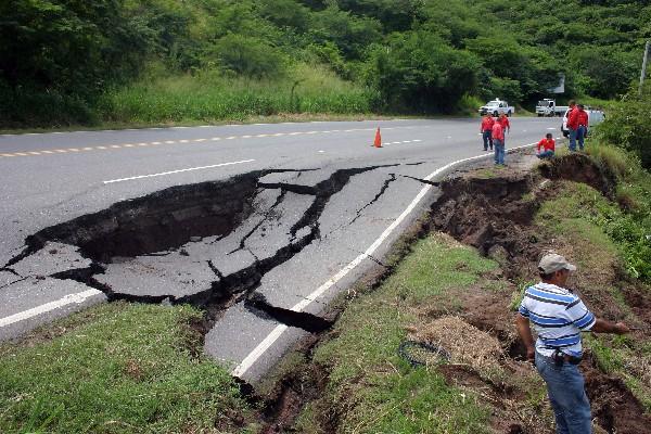 Vista del  tramo, de  unos 10 metros, que se hundió, en     Guastatoya, El Progreso.