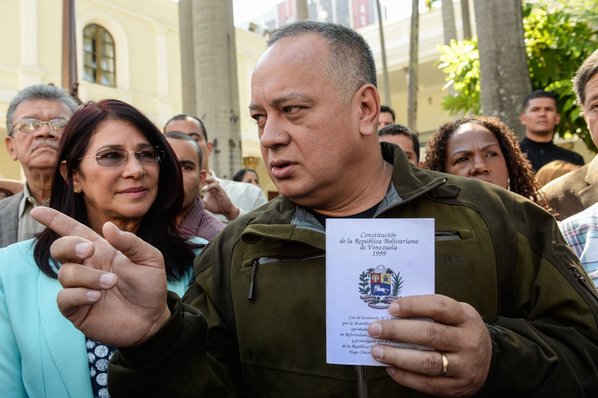 Diosdado Cabello (centro), el "número dos" del chavismo. (Foto Prensa Libre: AFP).