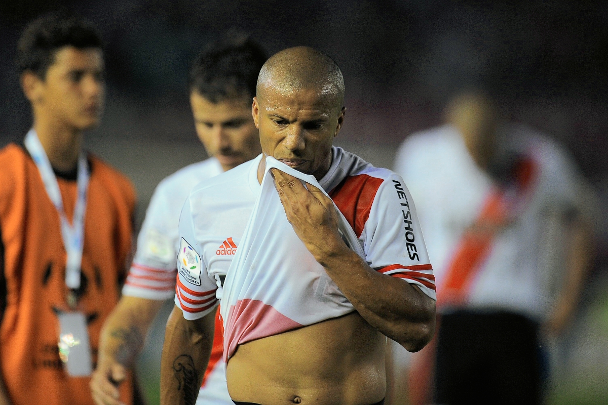 Monumental fracaso el empate de River en casa. El jugador de River Carlos Sánchez sale decepcionado por el empate de local que deja a las gallinas al borde de la eliminación de la Libertadores. (Foto Prensa Libre:  EFE)