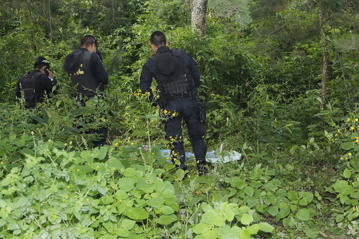 El cadáver de una mujer que no ha sido identificado es resguardado por agentes de la PNC en Chimaltenango. (Foto Prensa Libre: Víctor Chamalé)