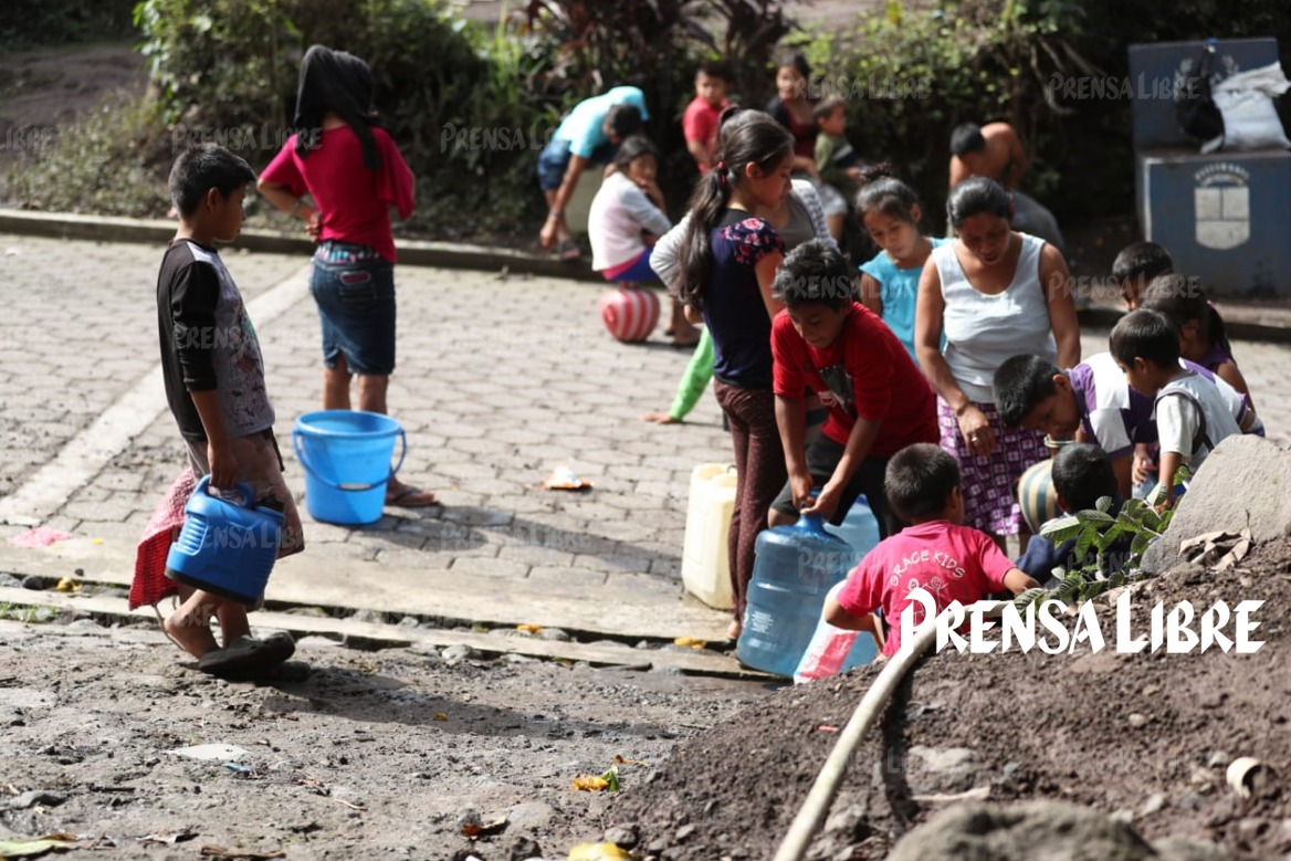 Unas 10 mil personas que viven en siete comunidades amenazadas por el Volcán de Fuego denuncian que no han recibido atención. (Foto Prensa Libre: Esbin García)