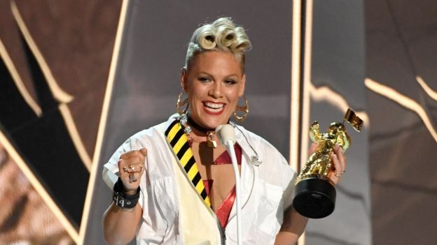 La cantante Pink recibió el premio Michael Jackson como reconocimiento a su carrera. (GETTY IMAGES)