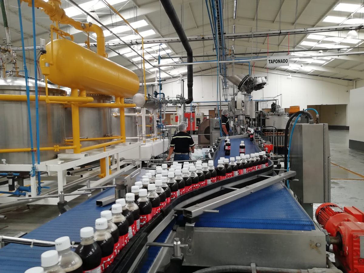 La planta está ubicada en el Km. 64 antigua carretera a Puerto San José, y tiene una capacidad anual de producción de 100 millones de litros. (Foto Prensa Libre: Carlos E. Paredes)