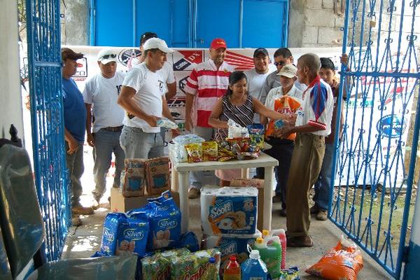 Motoristas entregan  parte de la donación a representantes de hogar de ancianos, en Coatepeque.