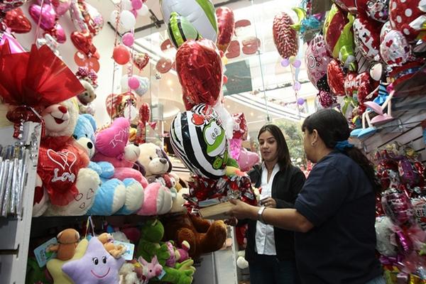La tienda  Globocentro, ubicada en el centro comercial Portales, zona 17, vende arreglos que van desde Q150 y peluches grandes desde Q350. (Foto, Prensa Libre: Álvaro Interiano).