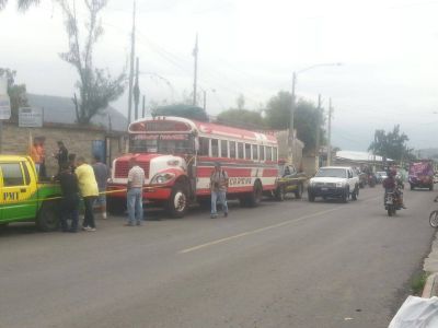 Un ataque armado dentro de un bus dejó dos muertos y cuatro heridos. (Foto Prensa Libre: Pampichi News Amatitlan)