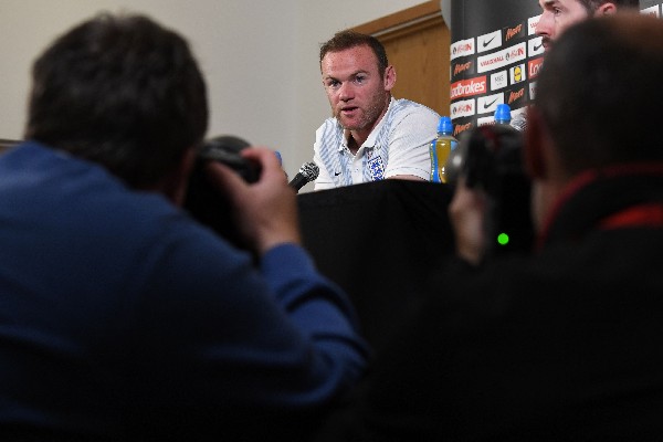 Wayne Rooney jugará con la Selección hasta el Mundial de Rusia 2018. (Foto Prensa Libre: AFP)