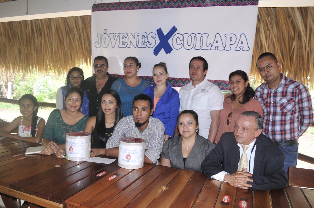 Representantes de dos organizaciones civiles dan a conocer actividades para recolectar recursos económicos en Cuilapa. (Foto Prensa Libre: Oswaldo Cardona)