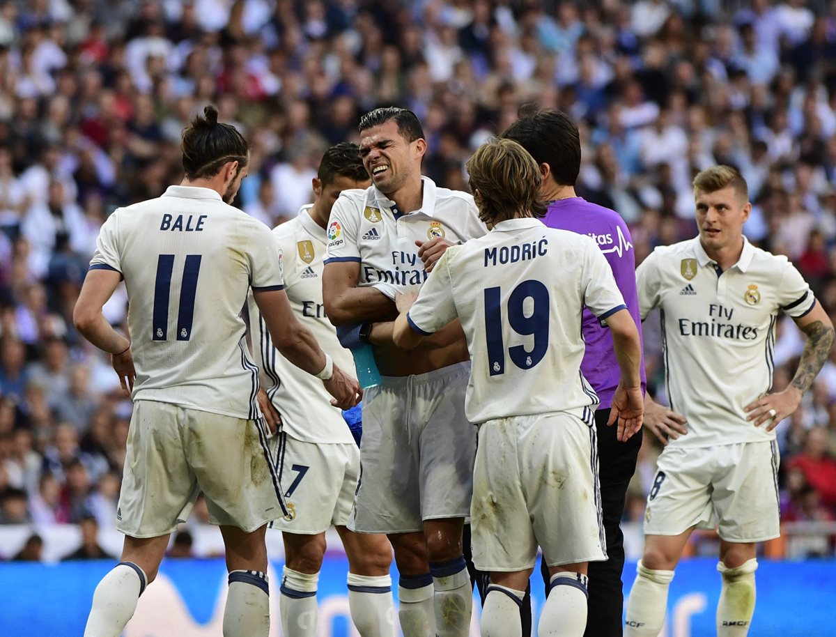 El defensa del Real Madrid sufrió una dura lesión durante el encuentro contra el Atlético de Madrid. (Foto Prensa Libre: AFP).