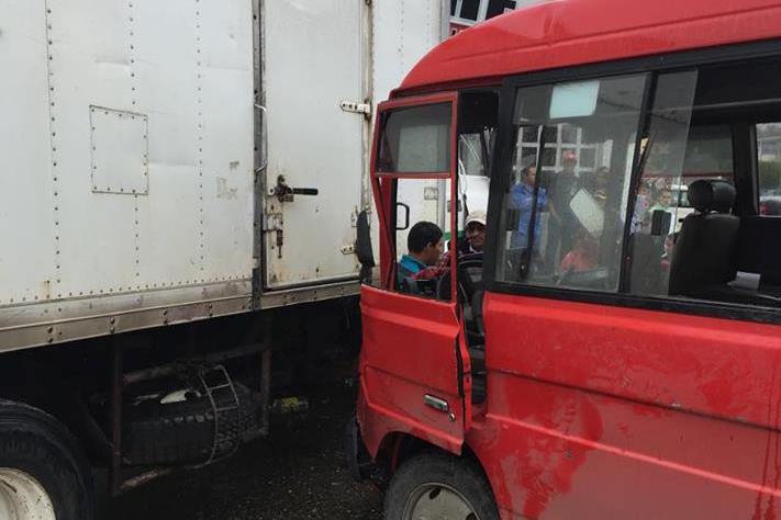 Autobús choca con camión en la zona 1 de Cobán, Alta Verapaz. (Foto Prensa Libre: Eduardo Sam Chun)