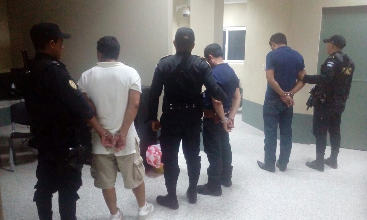 Los tres detenidos fueron trasladados a la subestación de la PNC en Gualán. (Foto Prensa Libre: Mario Morales)