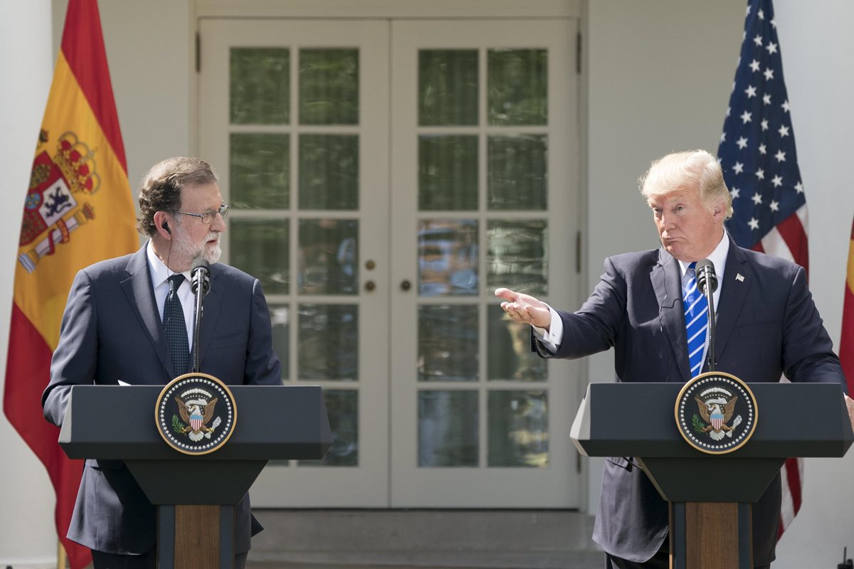 Donald Trump (d), y Mariano Rajoy ofrecen una conferencia de prensa en la Casa Blanca, en Washington. (Foto Prensa Libre: EFE).