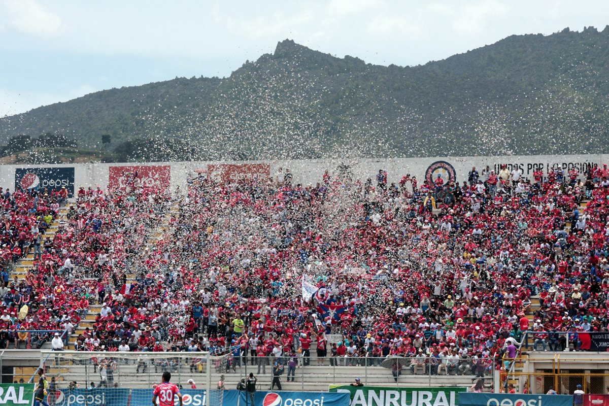 Una fiesta vivió la afición de los Chivos, en el estadio Mario Camposeco. (Foto Prensa Libre: Carlos Ventura)