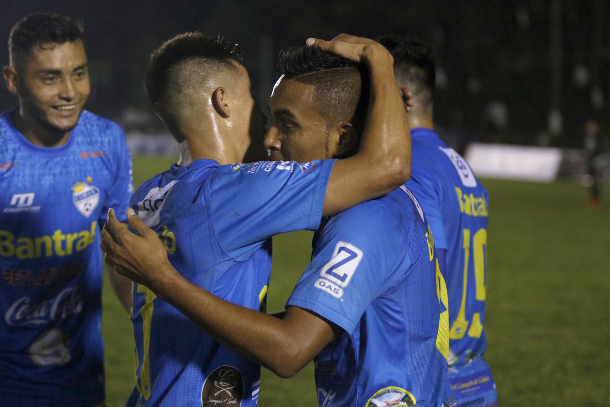 Cobán Imperial hizo vibrar a la afición que llegó en muy buen número al Verapaz. (Foto Prensa Libre: Eduardo Sam Chun)