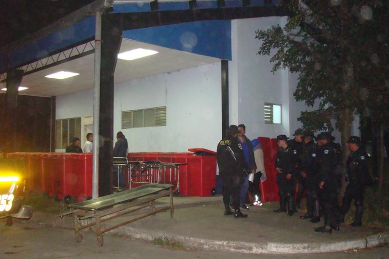 El cadáver de Francis Josué Orozco Castillo fue trasladado hacia la morgue del INACIF para que los médicos forenses le realicen la necropsia. (Foto Prensa Libre: Whitmer Barrera)