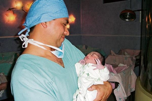 El padre que está pendiente de su hijo desde el embarazo crea un mejor vínculo con él para toda la vida. (Foto Prensa Libre: Archivo)