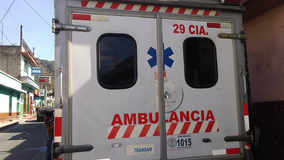 Por la falta de una ambulancia de doble tracción, los bomberos ya no atenderán servicios en las comunidades. (Foto Prensa Libre: Cortesía CVB)