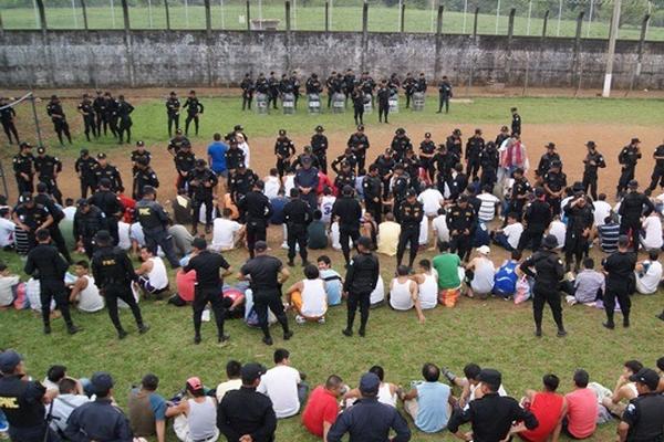 Un grupo de reos permanece en el patio de la cárcel El Infiernito; mientras; las autoridades efectúan la requisa. (Foto Prensa Libre: Melvin Sandoval) <br _mce_bogus="1"/>
