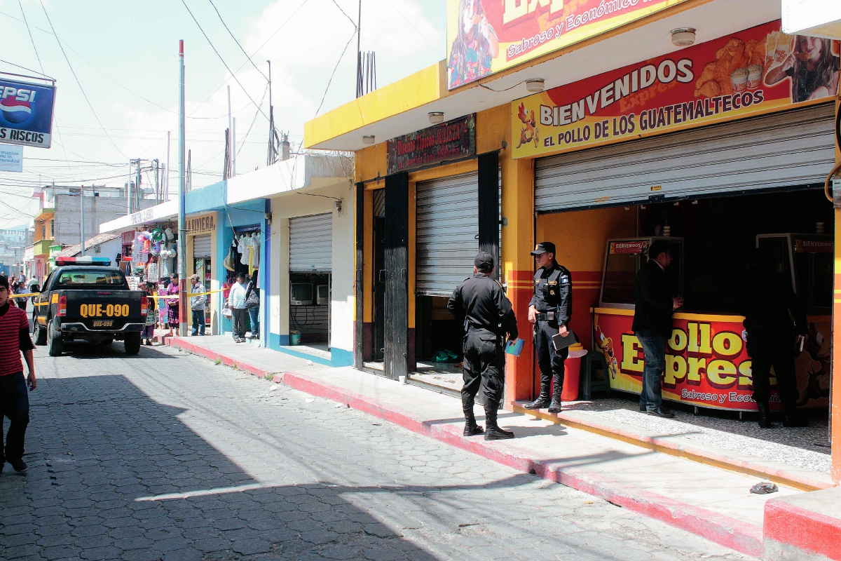 Fiscales del  MP y PNC recaban evidencia  en el local por donde ingresaron los delincuentes para sustraer 500 trajes típicos. (Foto Prensa Libre: Carlos Ventura)
