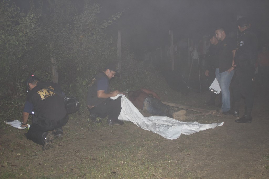Peritos del Ministerio Público examinan el cadáver de Wilmer Rolando Morales Beteta, en la aldea El Chagüite, La Unión, Zacapa. (Foto Prensa Libre: Víctor Gómez)
